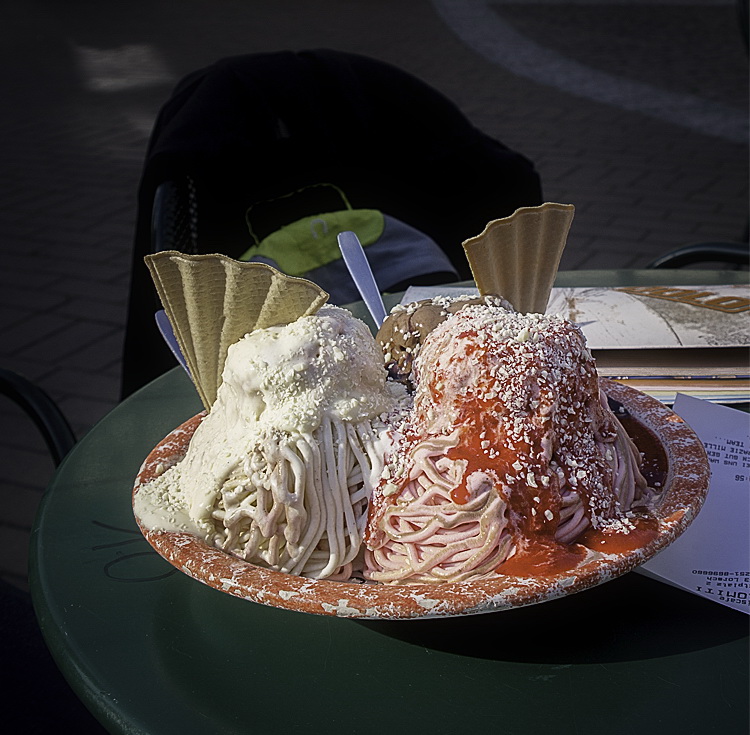 Allgäu 09 - 2014 - 20140927_0002-Bearbeitet als Smartobjekt-1 Kopie.jpg - Letzter Urlaubstag am Kloster Lorch. Leider waren auch hier die Bauarbeiter zu gange , dafür haben wir uns in einen Eissalon auf die Terasse gesetzt und dieses monströse  Spagettieis bestellt.Am anderen Morgen war unsere Allgäutour zu Ende. 